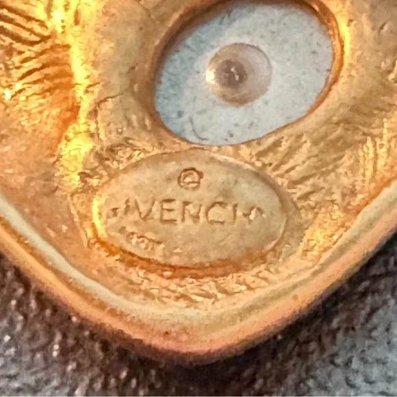 GIVENCHY Vintage 1980s Elegant Gold Heart Earrings - Picture 7 of 7